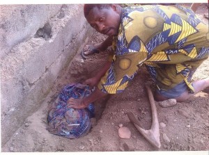 Folorunsho exhuming the corpse.