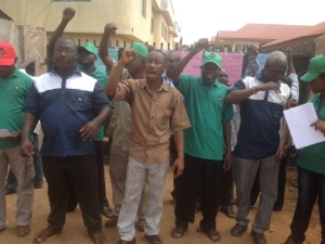 Aggrieved DLA workers chanting solidarity song @ the DLA premises in Asaba