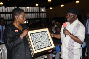 The United Nations Under Secretary-General for Humanitarian Affairs and Emergency Relief Co-Ordinator, Baroness Valerie Amos receives a gift from Governor Emmanuel Uduaghan