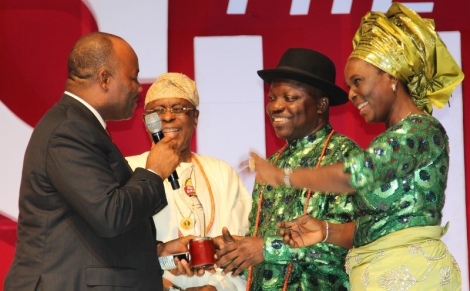 AWARD: Governor Godswill Akpabio of Akwa-Ibom State, former Governor of Ogun State, Segun Osoba presenting The Sun 2013 Man of the Year Award to Governor Emmanuel Uduaghan of Delta State flanked by his wife Deaconess Roli Uduaghan (right) during the Award presentation to the governor held in Lagos, Saturday. Photo Henry Unini