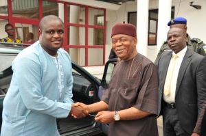 Gov. T.A. Orji (right) receiving the car key from the CEO of E-Forge Solutions Ltd, Mr. Emeka Onyekonwu at Government house, Umuahia