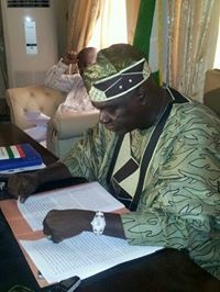 Olagunsoye Oyinlola, reading his press statement