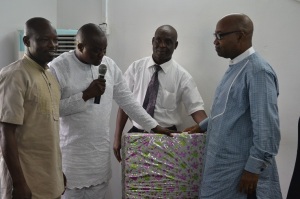 Delta SSG, Hon Ovie Festus Agas (r) receiving congratulatory card and flat-screen television from the Nigeria Union of Journalists (NUJ), Delta state Council, during a courtesy call on him by Delta NUJ executive led by chairman, Comrade Norbert Chiazor (2nd l) supported by Comrades Felix Igbekoyi, Salvation Ogono & Ogorchukwu Onah. 