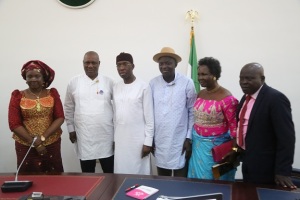 Delta State Governor. Senator (Dr.) Ifeanyi Okowa (3rd left), Barr. Kingsley Otuaro, Deputy Governor (2nd left), Pro Chancellor, Prof. (Mrs.) Viola Onwuliri (left), Director General/CEO, Dr. Patrick Akpobolokemi (3rd right),Vice Chancellor, Prof. (Mrs.) Maureen Etebu (2nd right) and Registrar, Mr. Lucky Ese-Nath, during a courtesy call to the Governor by the Nigeria Maritime University held in Government House Asaba.