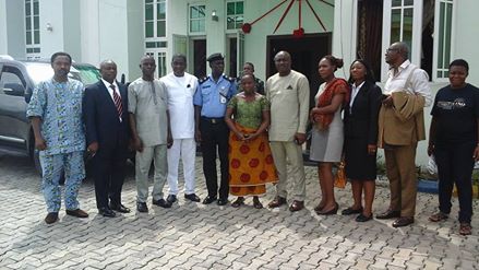 Hon Timi Tonye , member representing Patani Local Government ( 2nd right ), Hon Patrick Ukah, Delta State Commissioner for Information ( 5th right), Mrs Rose Oruru ( 6th right), Chief Henry Siakpa, Commissioner Special Duties Govt House ( 2nd left ) Mr Charles Oruru (3rd left ), Hon Tam Brisbe, Chief of Staff Govt House ( 4th left ), Bayelsa State Commissioner of Police Mr Peter Ojunwanwo ( 5th left ) and others when a Delta State delegation visited Ese Oruru in Yenagoa. 